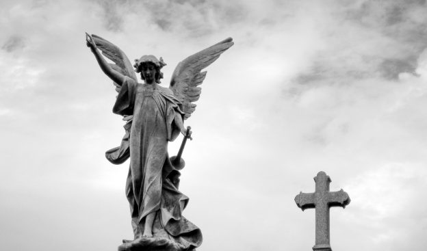 Ángel y cruz en Cementerio de la Recoleta